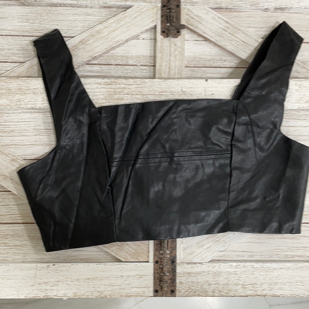 Forever 21- Blk pleather crop top size M 🛍💕